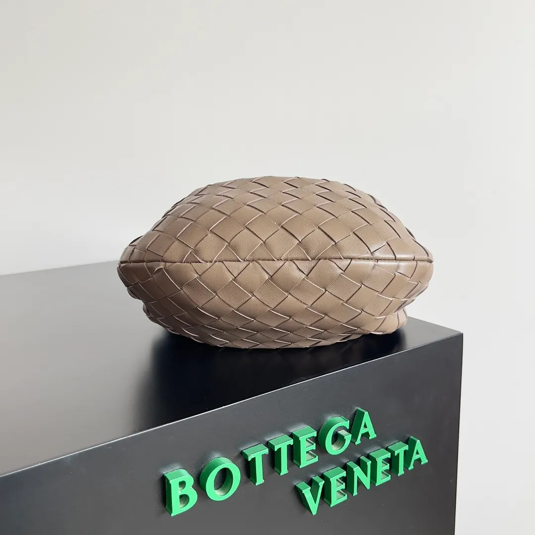 Batch 1120 Bottega veneta͙.——The latest woven knotted hobo🔥 The top-grade lambskin leather is very soft, the bag shape is unique, practical and durable. It retains the traditional woven elements while being a little more flamboyant ~ Made of hand-woven sheepskin, zipper opening and closing, curved seamless structure, effortless to match. Highly recommended⚠️⚠️⚠️ The highest-end in the market🌈 Welcome to compare [all shipped from the factory with a full set of packaging] size: 23x15x5cm.   Model: 651876